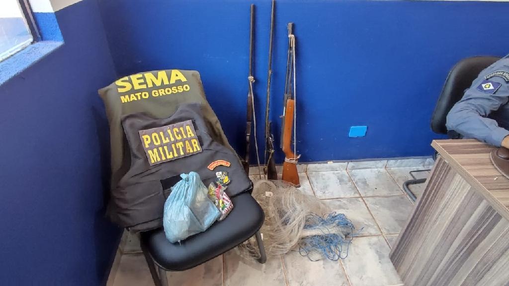 Casal é preso com espingardas e pólvora