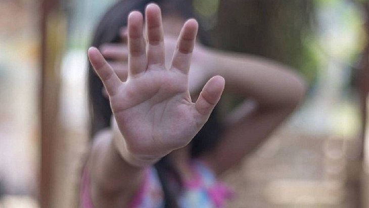 Homem invade casa, rouba e estupra menor de 14 anos
