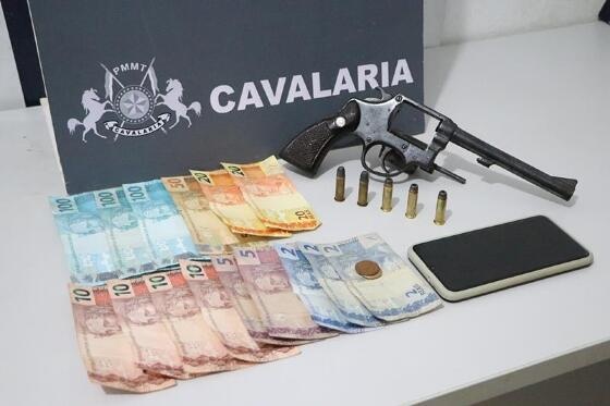 Cavalaria da PM prende homem portando arma de fogo em bar de Nova Mutum