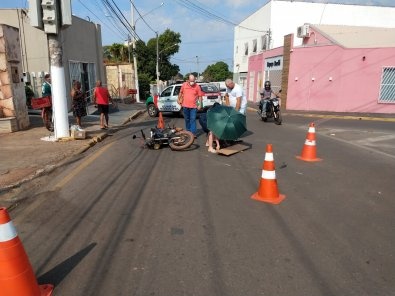 Motociclista tem perna dilacerada após ser atropelado por carro