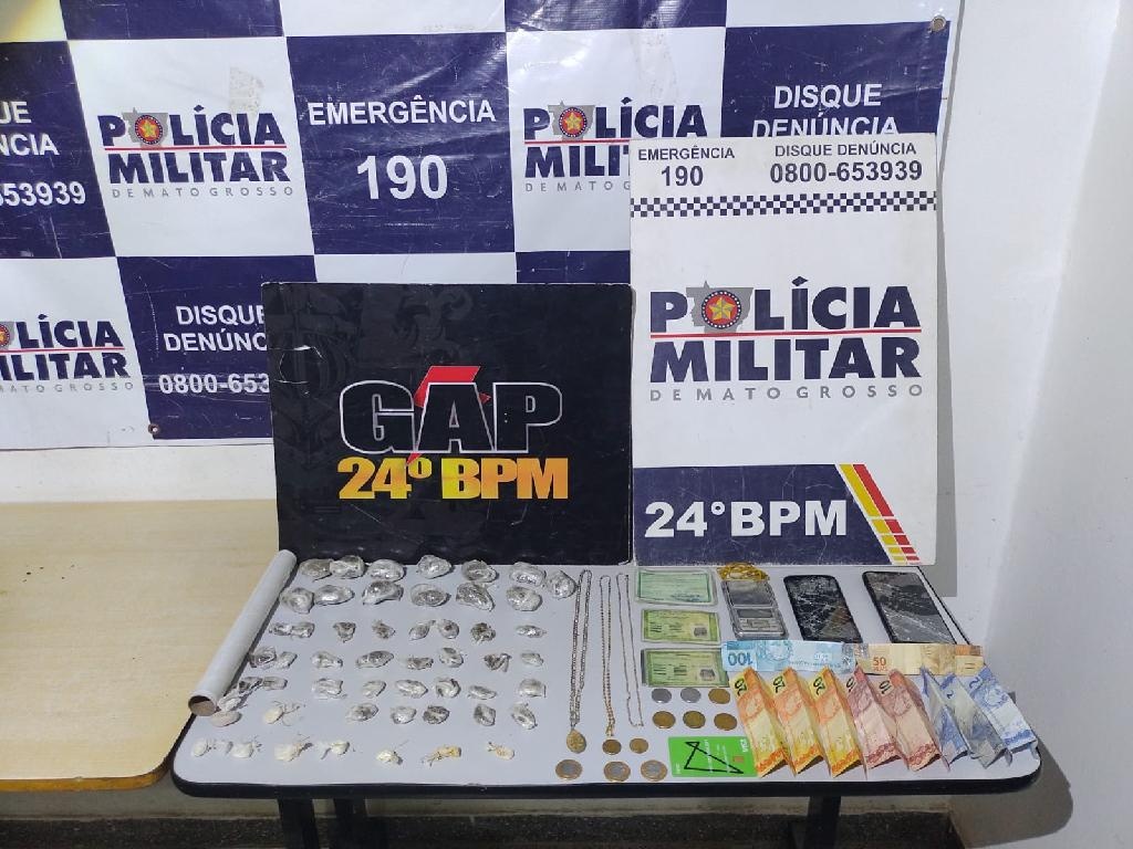 Grupo de Apoio flagra suspeitos com 50 porções de drogas e dinheiro