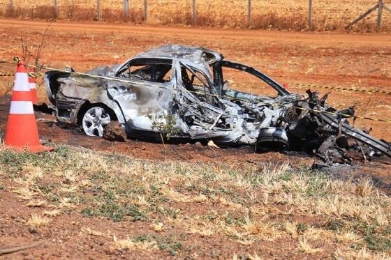 Motorista morre carbonizado em acidente entre carro e carreta na BR-163