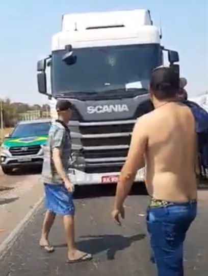 Caminhoneiro tenta romper barreira e tem caminhão depredado em rodovia de Mato Grosso; Veja o vídeo