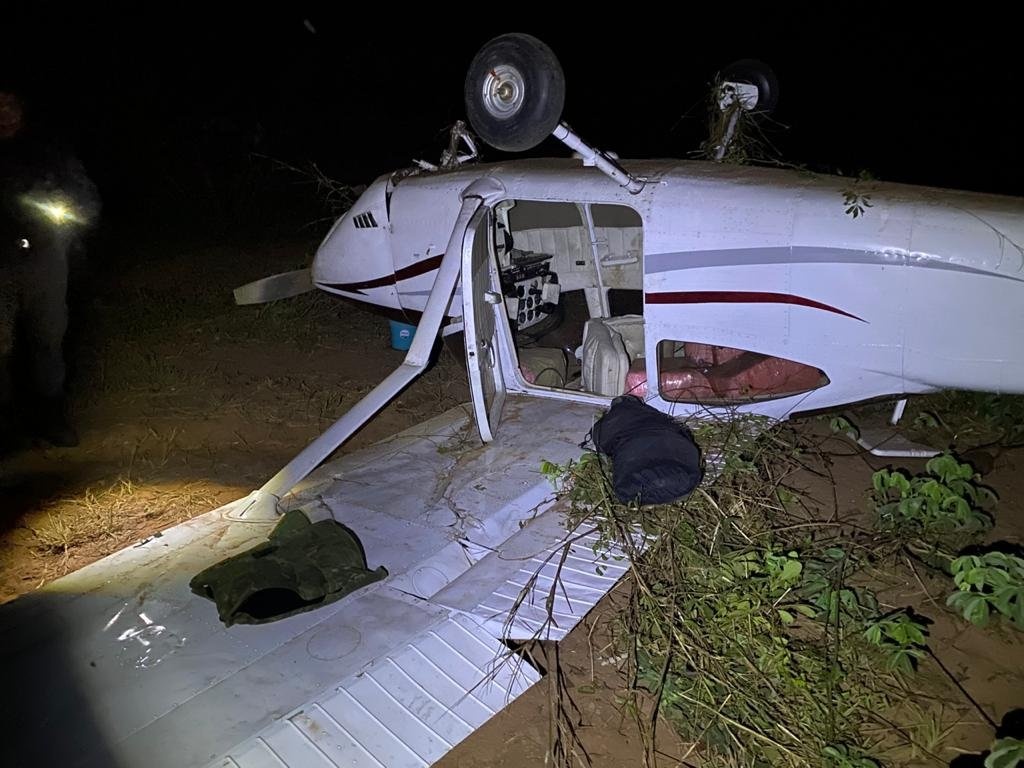 Avião com carregamento de droga cai em MT; piloto foge