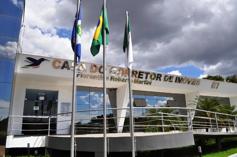 Para ser corretor de imóveis o estudante deve estar matriculado em instituição de ensino com polo em MT