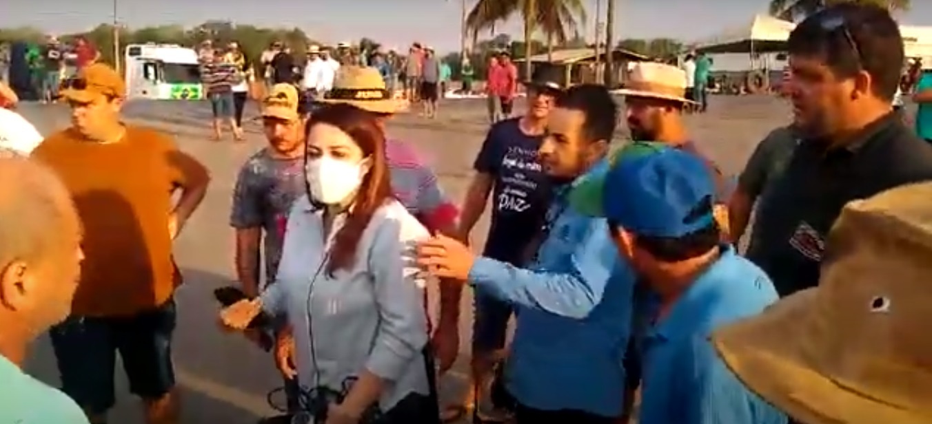 Jornalista é hostilizada ao cobrir manifestação de caminhoneiros em Mato Grosso; Veja o vídeo