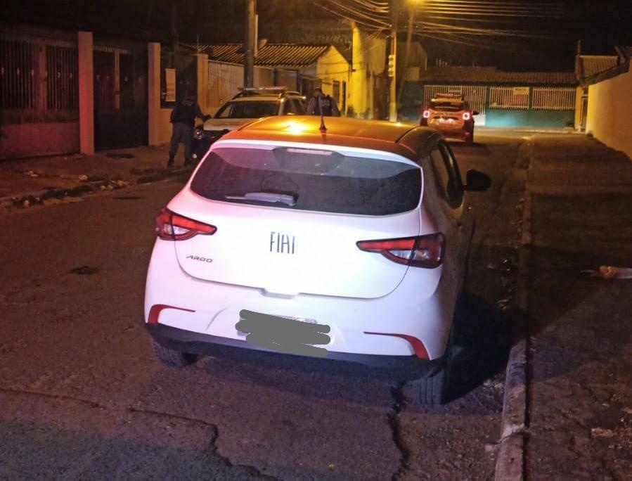 Policiais militares recuperam automóvel roubado