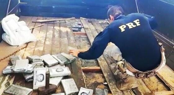 PRF encontra quase meia tonelada de cocaína escondida em caminhão