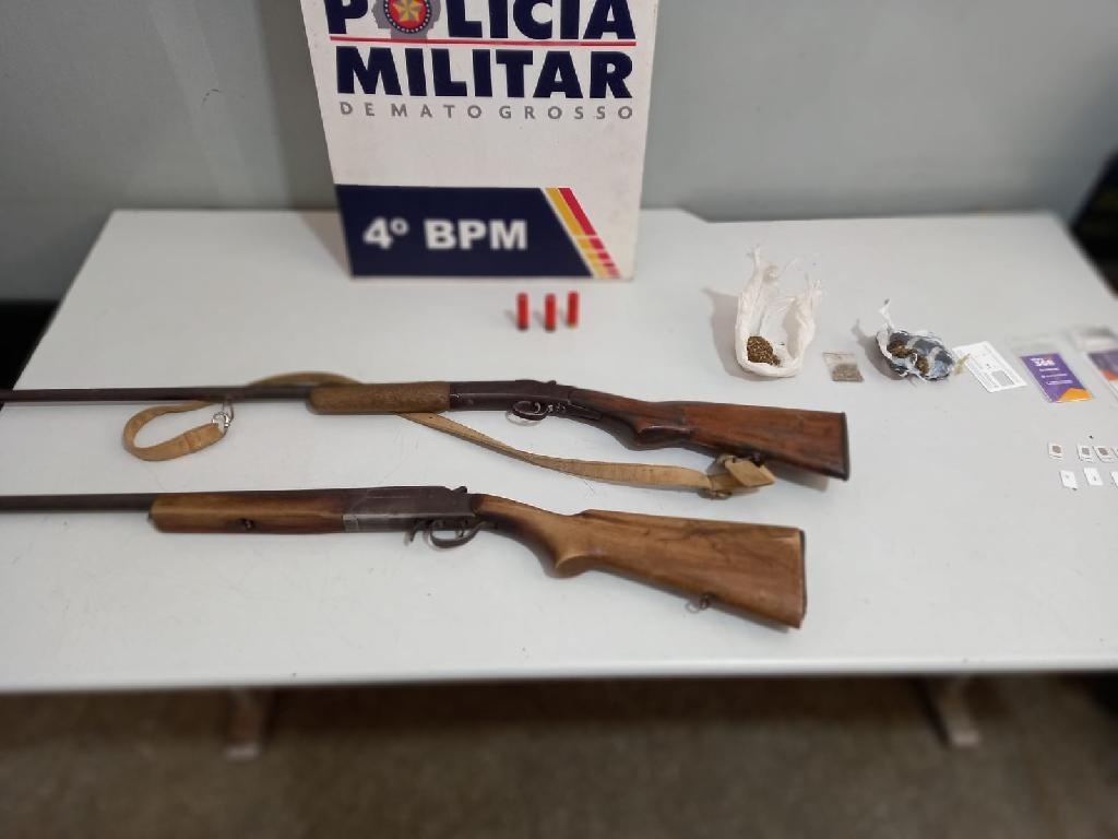 Policiais prendem dupla com espingardas, munições e maconha
