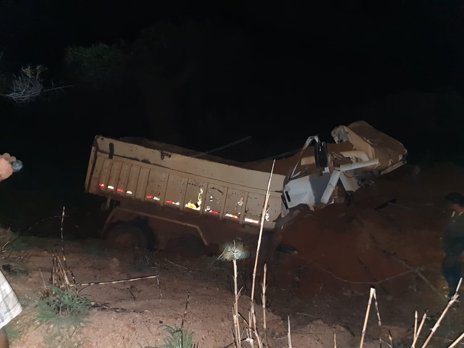 Terra em carga invade cabine de caminhão e esmaga homem
