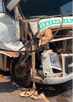 Cabine de carreta fica destruída após bater na traseira de caminhão na BR163