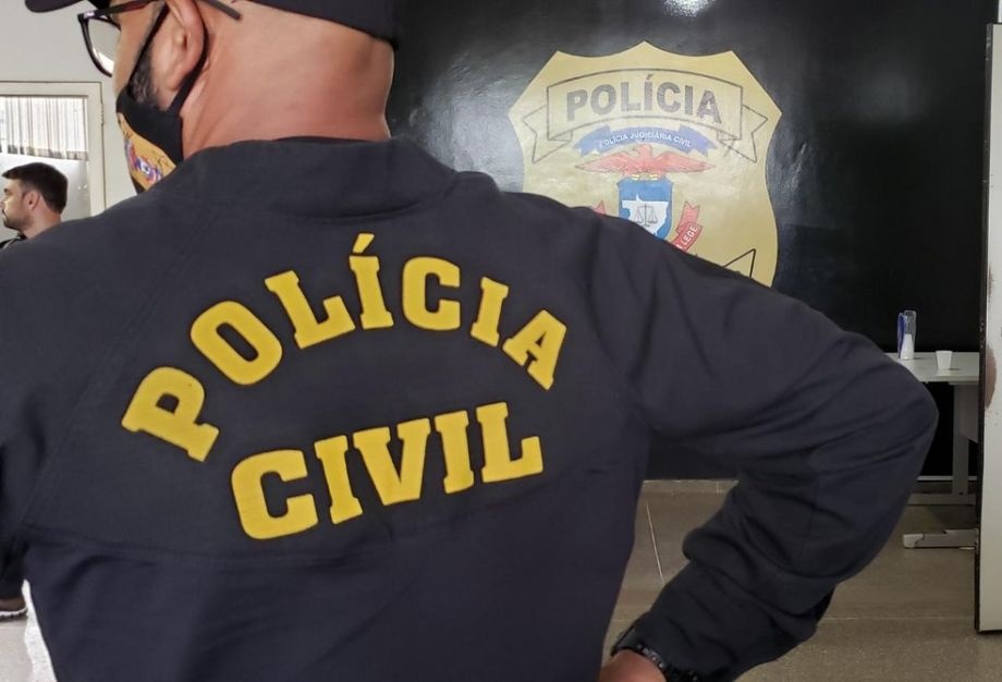 Homem é preso por agredir companheira que segurava criança no colo