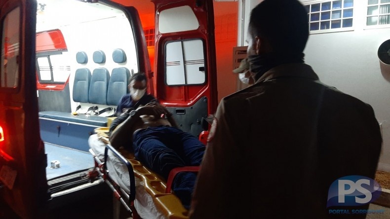 Homem esfaqueado é socorrido pelo Corpo de Bombeiros