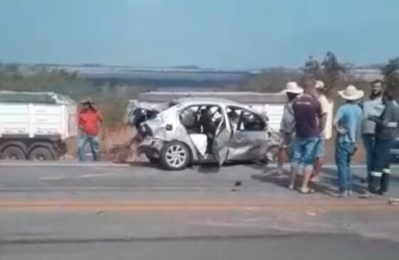 Duas pessoas morrem e outras duas ficam feridas em grave acidente na BR-163