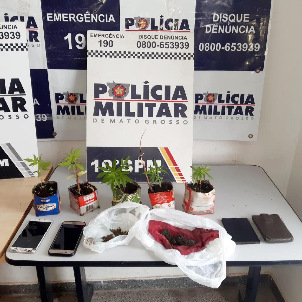 Dupla é presa pela PM secando folhas de maconha no telhado de residência