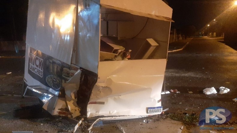 Sorriso: motorista embriagado atinge trailer de lanches na madrugada