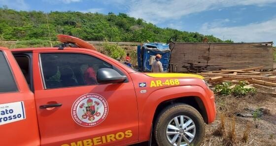 Caminhão capota em serra e cai em cima de motorista