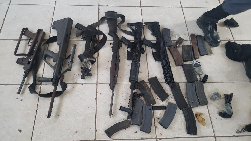 Fuzis e submetralhadora são apreendidos com integrante de organização criminosa