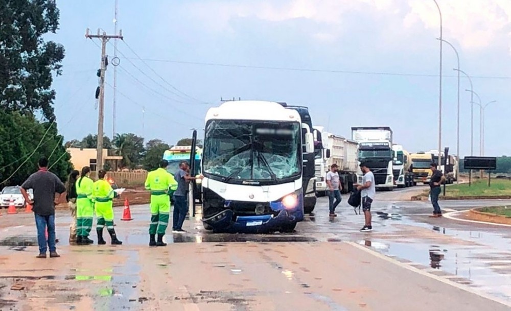 Ônibus com 15 atletas bate na traseira de carreta