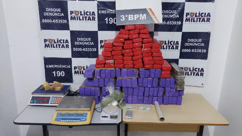 Polícia Militar apreende 125 kg de maconha e pedras de cocaína