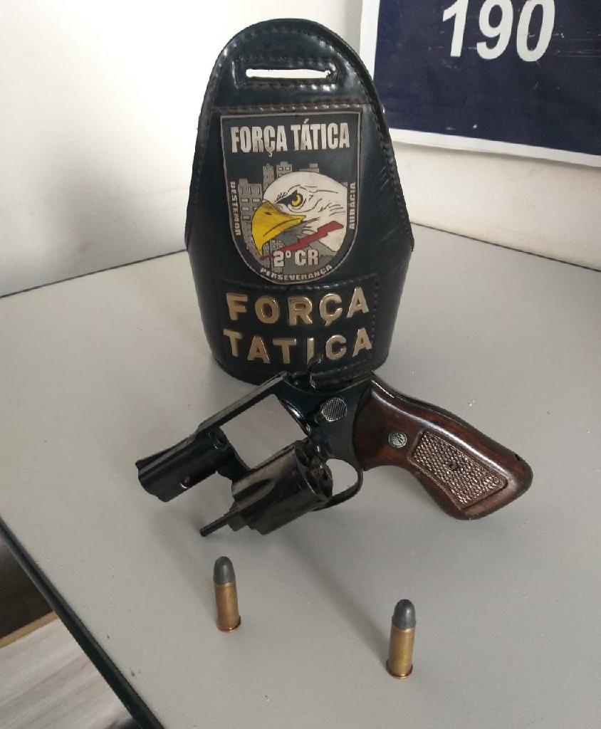 Força Tática prende homem armado em estacionamento de supermercado