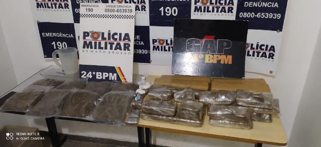 PM prende dois homens e apreende 20 kg de maconha
