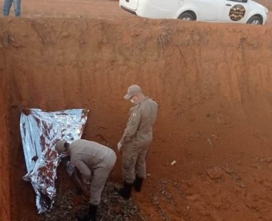 Populares encontram corpo em terreno baldio e acionam PM