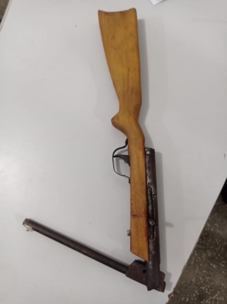 Mãe e filho são presos com arma de fogo artesanal em Assentamento