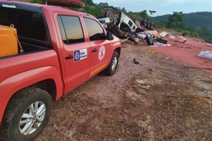 Motorista capota carreta com adubo em ribanceira e morre em Guarantã do Norte