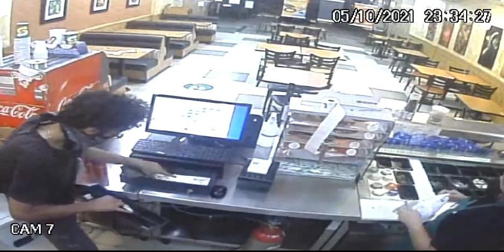 PM prende homem por roubo a uma loja de fast-food