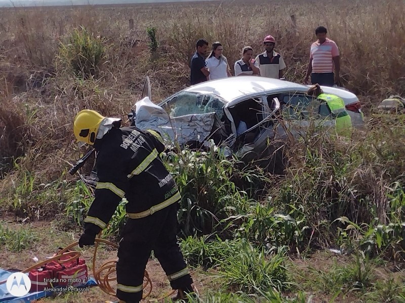 Um morre em colisão entre carro e carreta na BR-163; veja vídeo