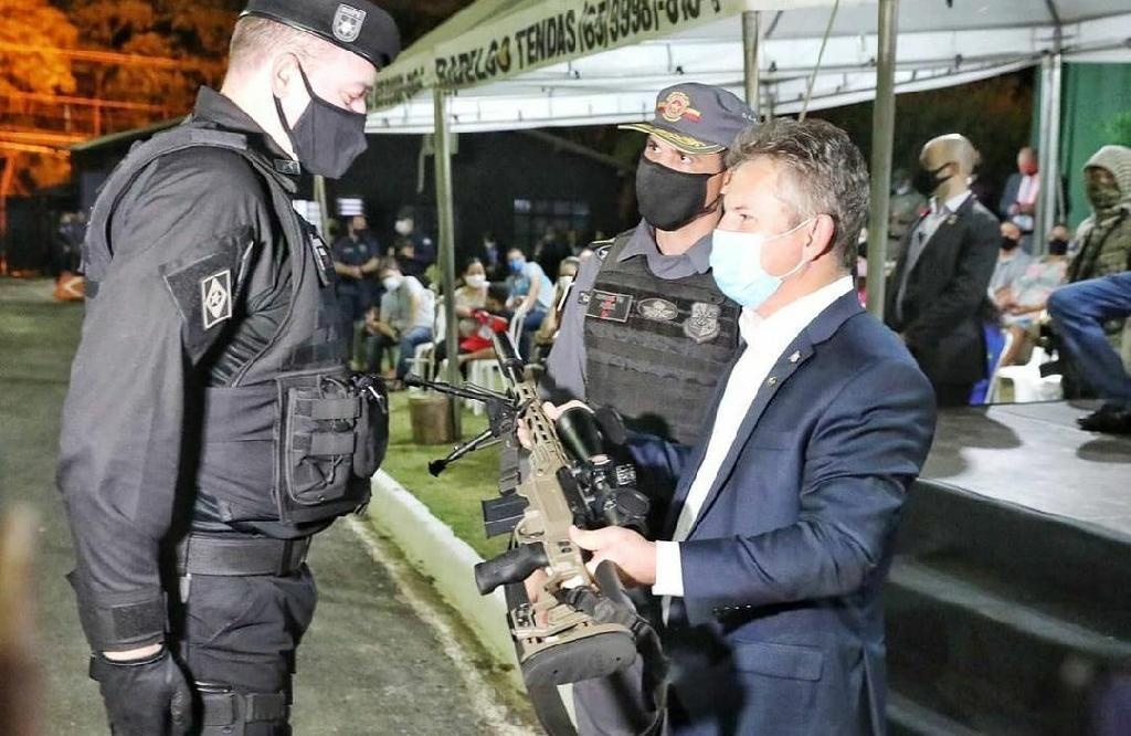 Governador participa de troca de comando do Bope e entrega novos fuzis à snipers da PM