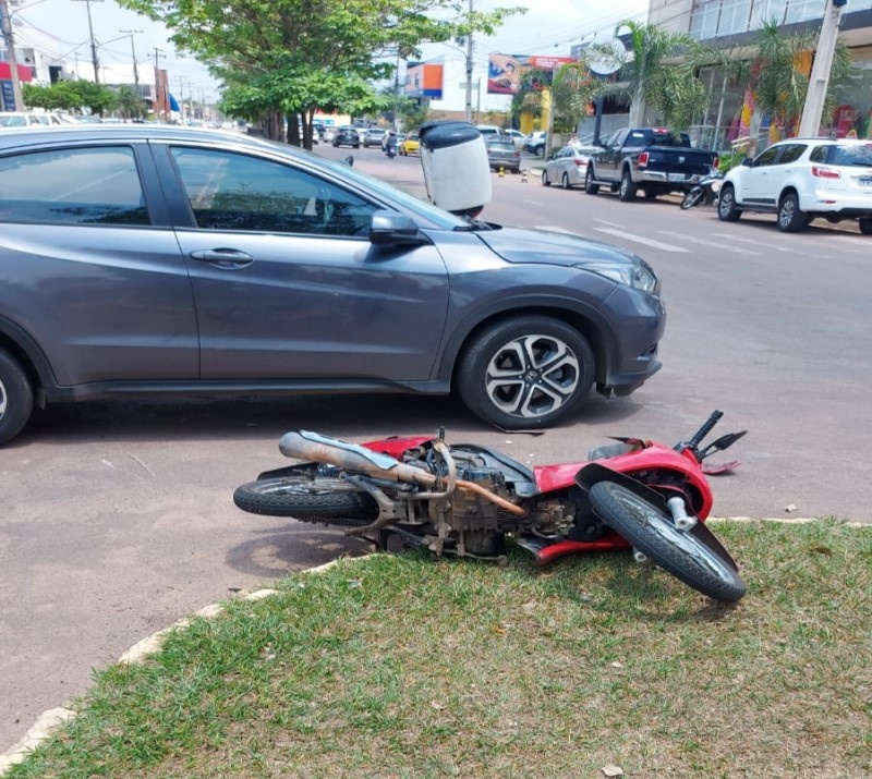 Mulher fica ferida em colisão entre carro e moto em Sinop