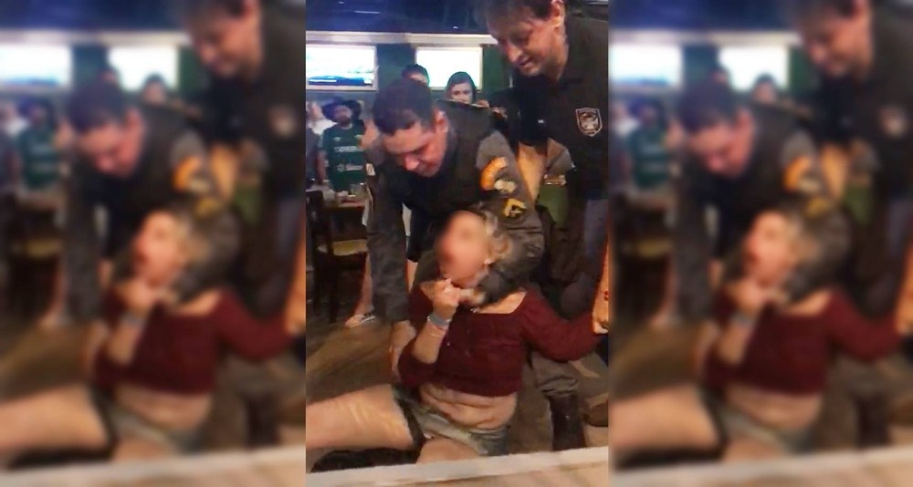 Cliente que jogou cerveja em PM usará tornozeleira