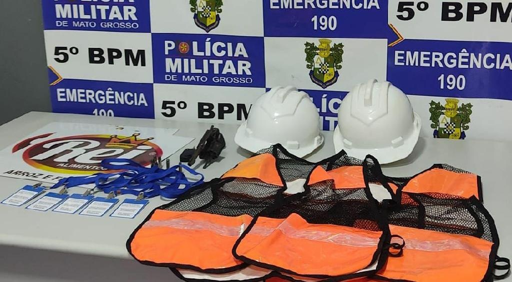 Dupla é presa com revólver e carro com logomarca de empresa de alimentos