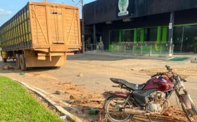 Motociclista morre após bater na traseira de caminhão