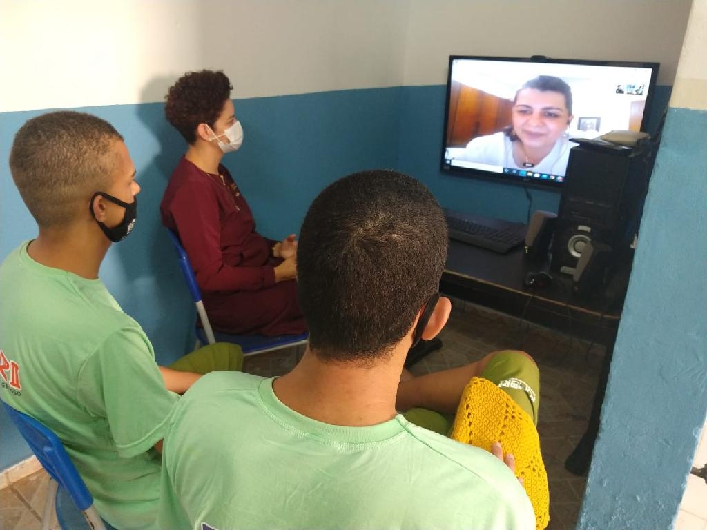 Jovens em medidas socioeducativas participam de projeto educativo
