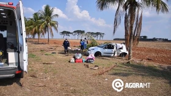 Carro capota com 5 da mesma família e mata mulher na hora
