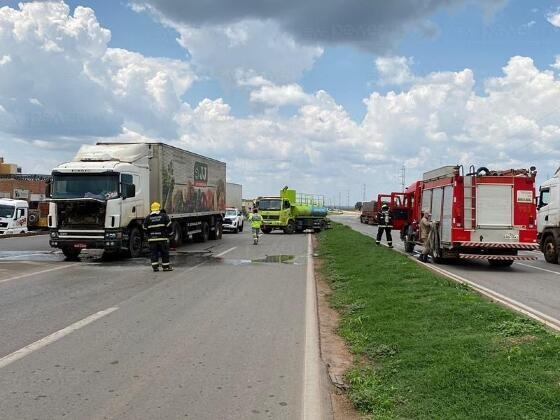 Incêndio em carreta mobiliza Corpo de Bombeiros na BR-163