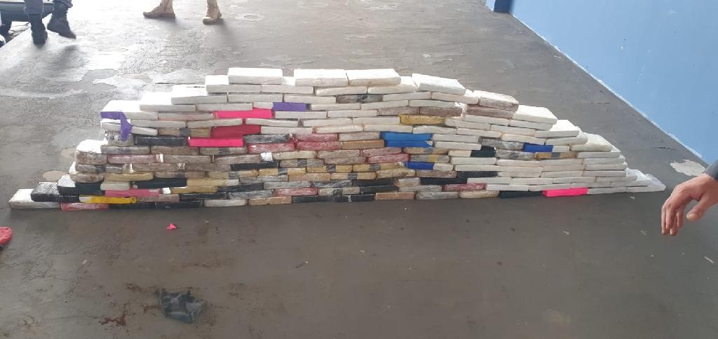 PM e PRF prendem motorista com 169 quilos de drogas em Alto Araguaia