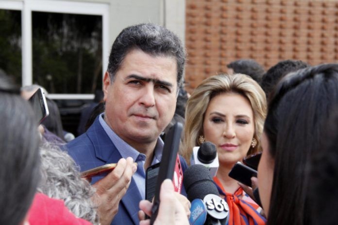 Justiça afasta prefeito do cargo por crimes na saúde