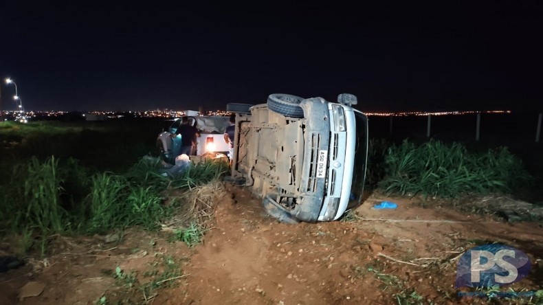 Sorriso: van tomba na BR-163 ao desviar de motociclista