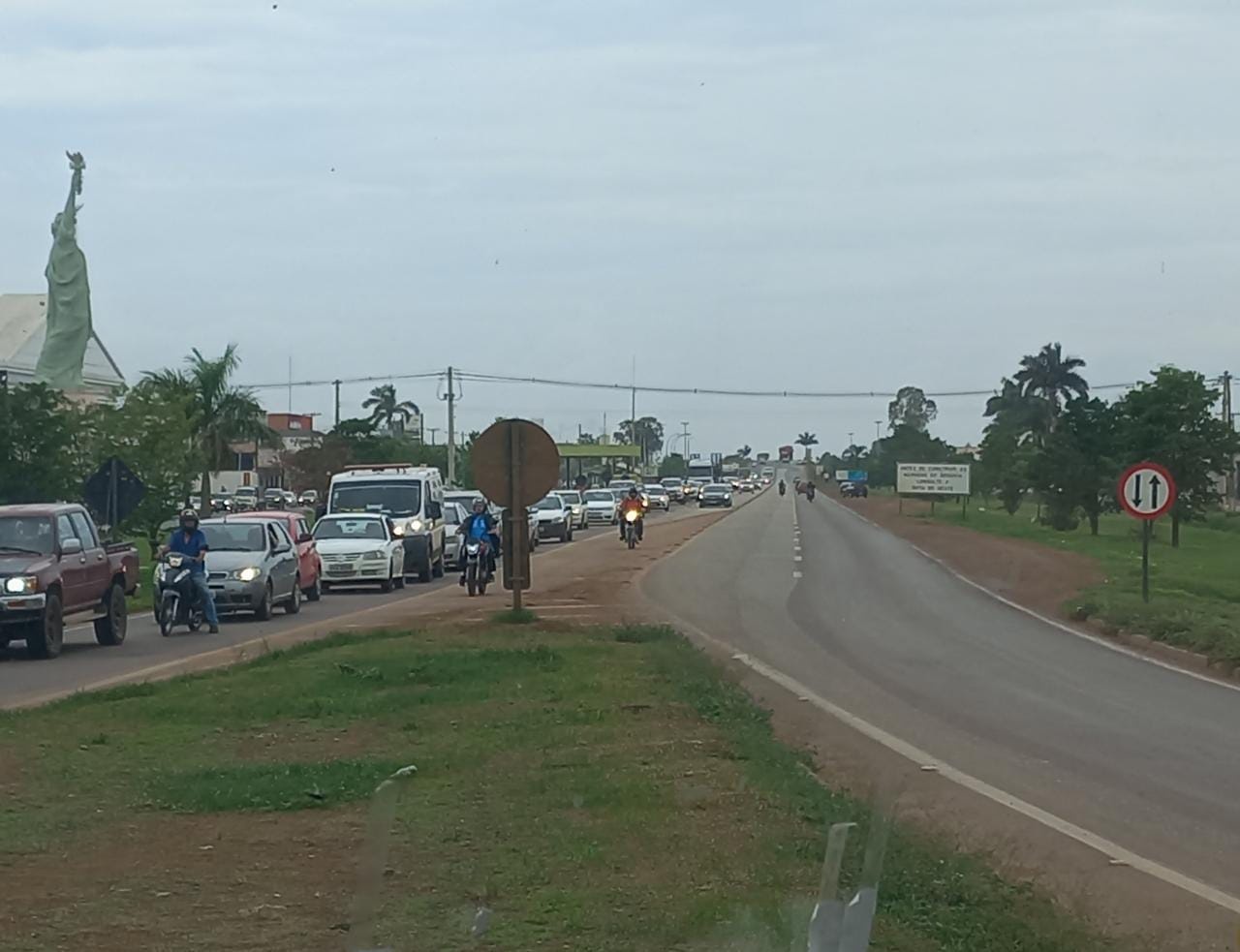 Intervenção da Prefeitura causa caos na passagem urbana da BR 163 em Sinop