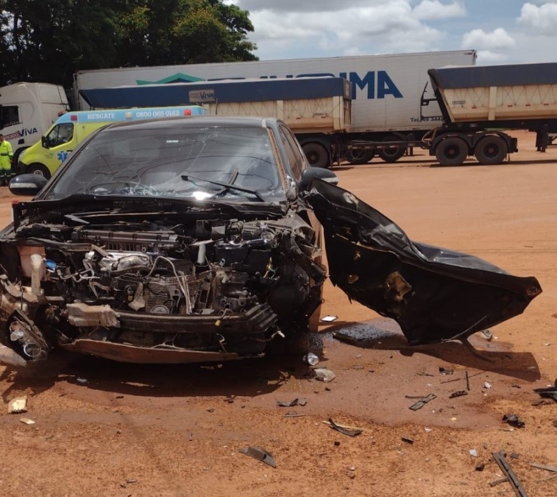 Carro fica completamente destruído em acidente na BR-163 em Sinop