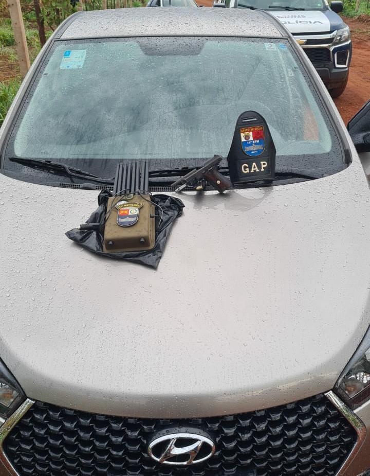 Três homens são presos com carro roubado