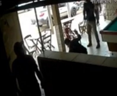 Dono de açougue é assassinado a tiros dentro de bar