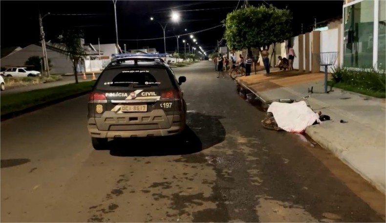 Homem é assassinado a facadas pelo colega de trabalho no meio da rua