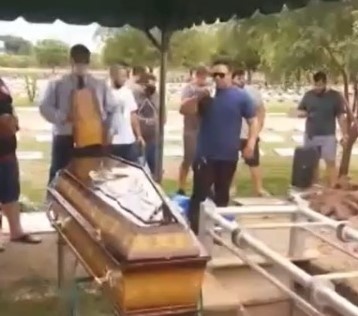 Família e amigos fazem 'festa' com cerveja e música em velório de motorista