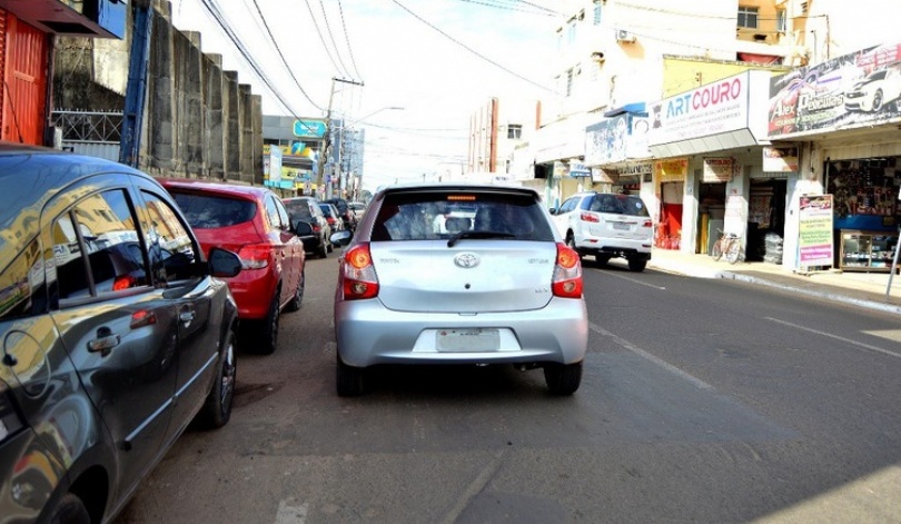 Parar em fila dupla é crime de trânsito, alerta secretaria de Sinop