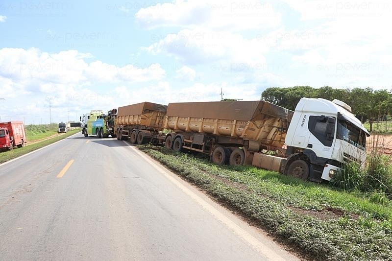 Carreta sai da pista na BR-163 em Nova Mutum